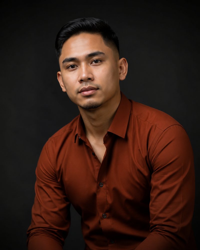 Iskandar Osman, lelaki Melayu kira-kira dua puluh enam tahun, fade bersih, kemeja perang karat polos